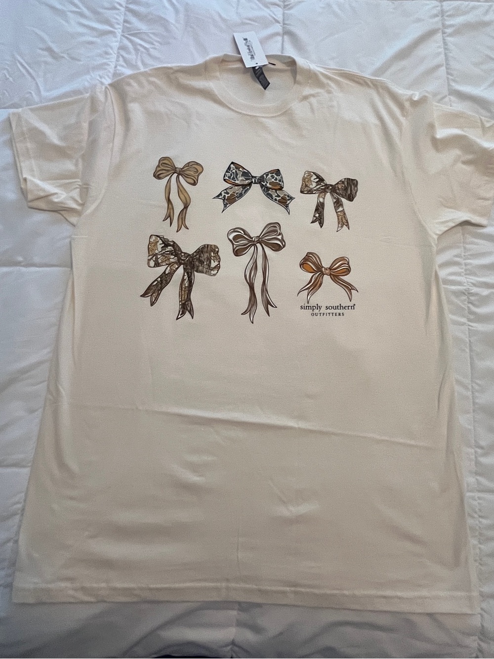 Simply Southern Cream Short-Sleeve Tee with Camo Bows. Size Large